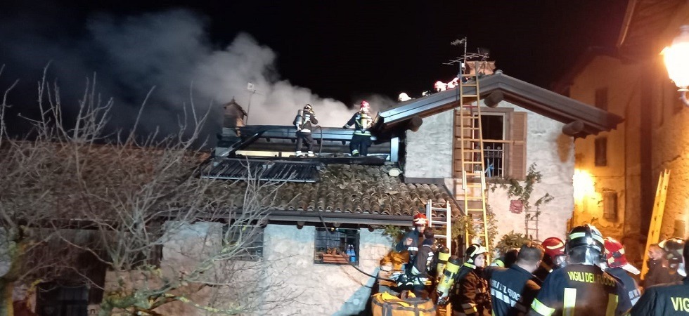 In fiamme il tetto di un’abitazione: il rogo rischia di propagarsi alle altre case